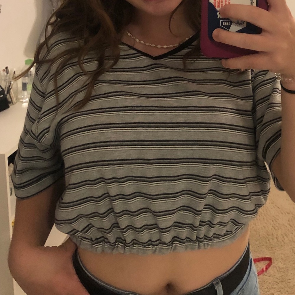 Cropped v neck tshirt